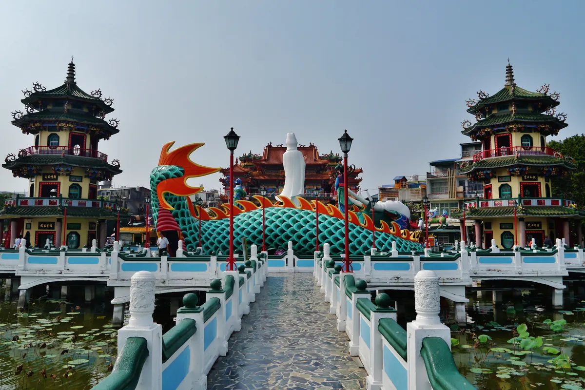 從岸邊走向春秋閣龍形入口的實景