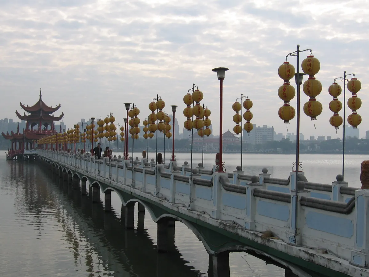 由五里亭方向回望春秋閣的長橋