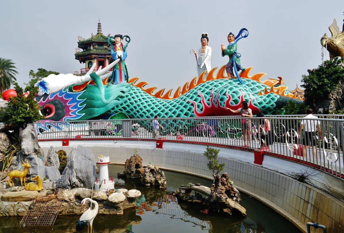 春秋閣騎龍觀音與龍身實景