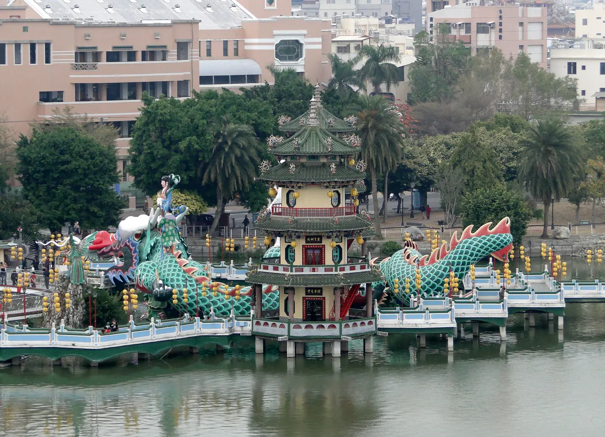 蓮池潭湖岸視角下的春秋閣與長橋